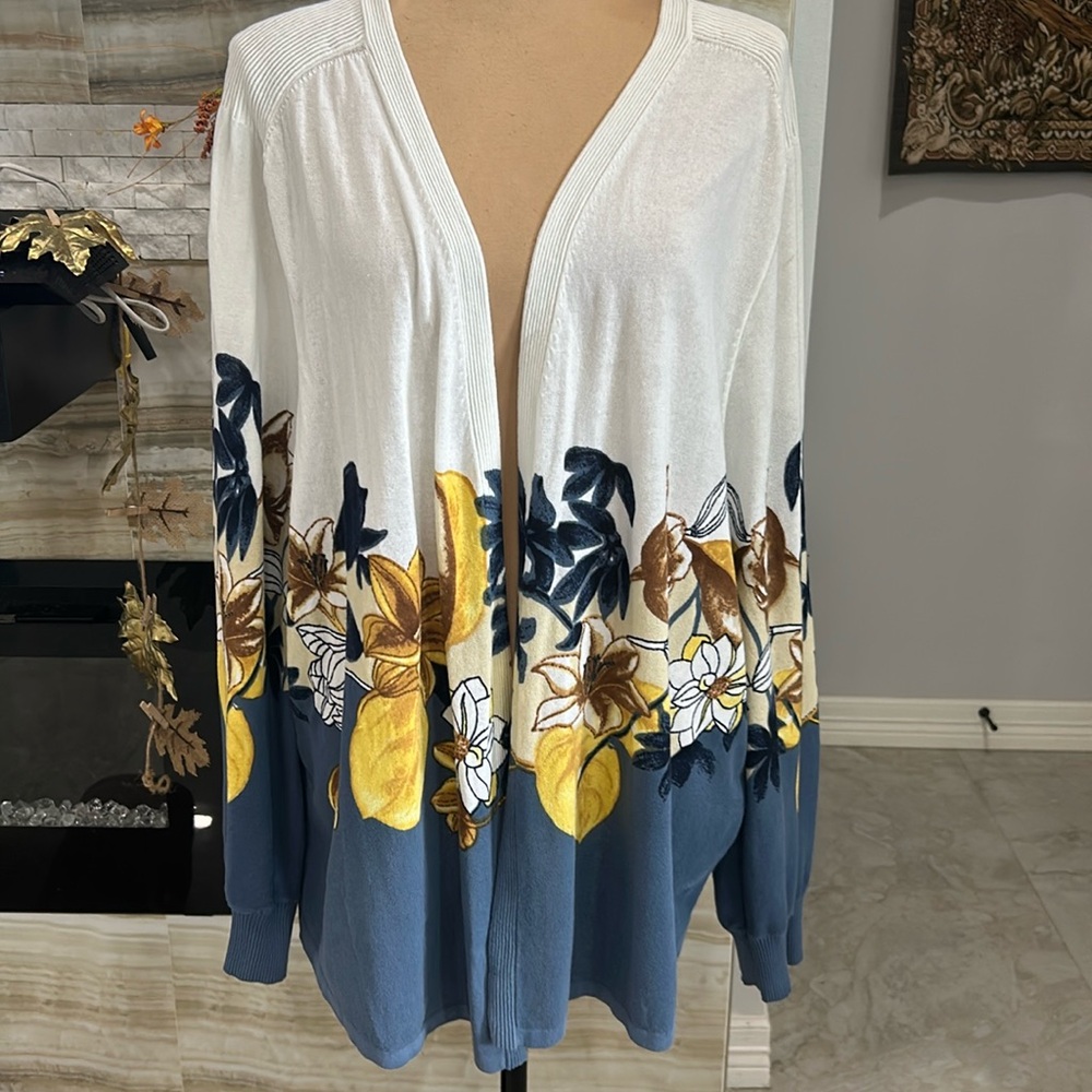 Chicos’s Cotton/Nylon Blend Cardigan. Size‎ 4